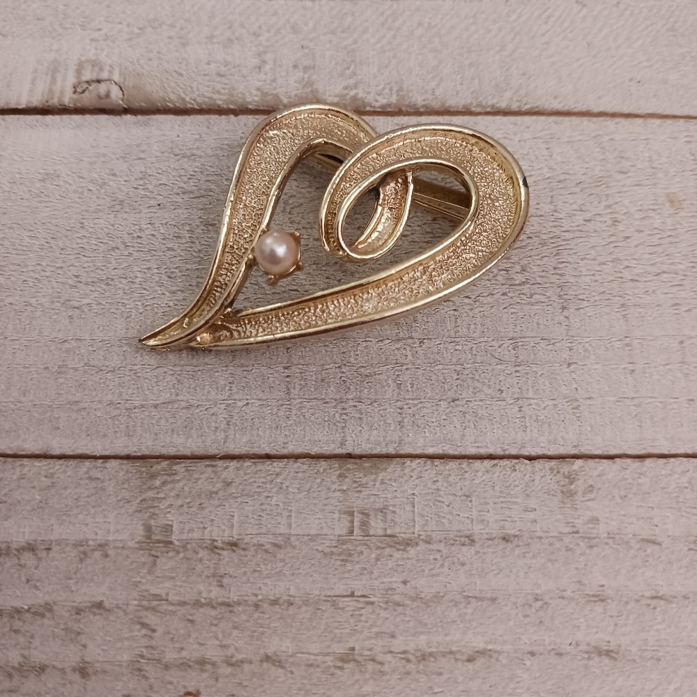 Vintage Goldtone & Pearl Brooch